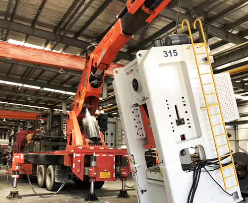 宁晋县附近随车吊出租，轻松解决运输难题