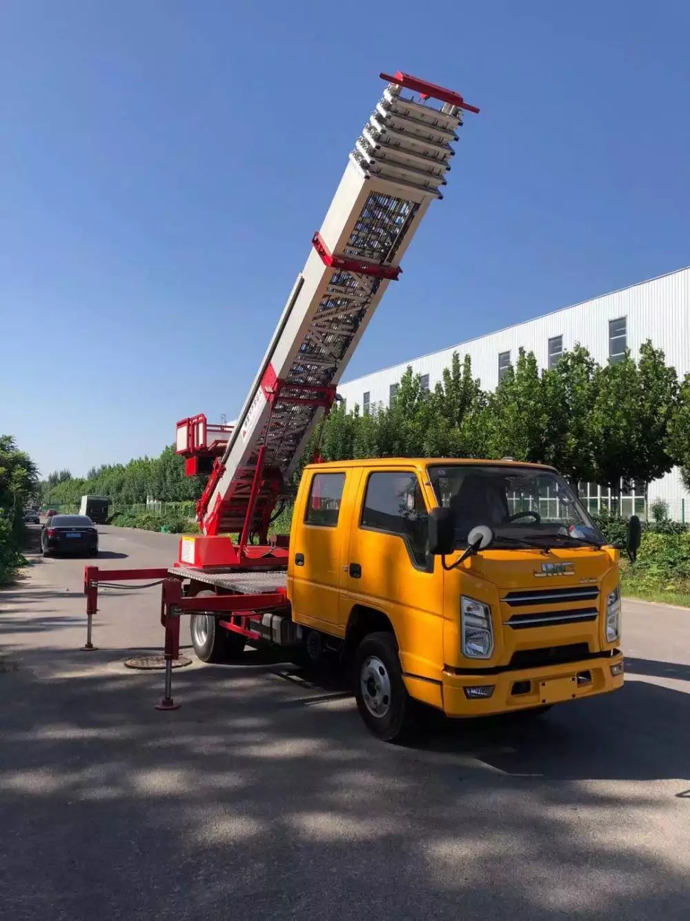 宁晋县附近的云梯车出租服务：轻松解决高空作业需求